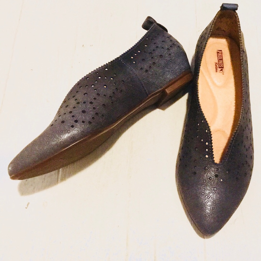 Leather flats with cutout